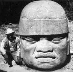 Ein kolossaler Olmekenkopf aus Basalt, ein beeindruckendes Steinmonument, das die Handwerkskunst dieser präkolumbischen Kultur zeigt.