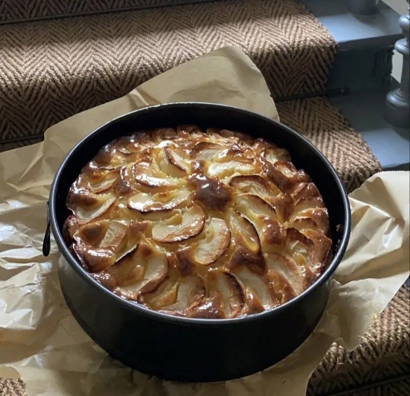 Ein köstlicher Apfel-Marzipan-Kuchen, der die Vielfalt deutscher Backkunst zeigt.
