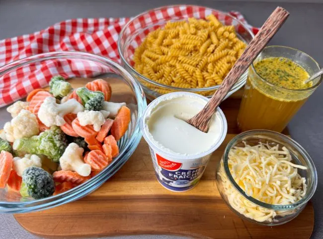 Ein köstlicher Nudelauflauf mit goldbrauner Käsekruste und frischem Gemüse, ideal für die ganze Familie.