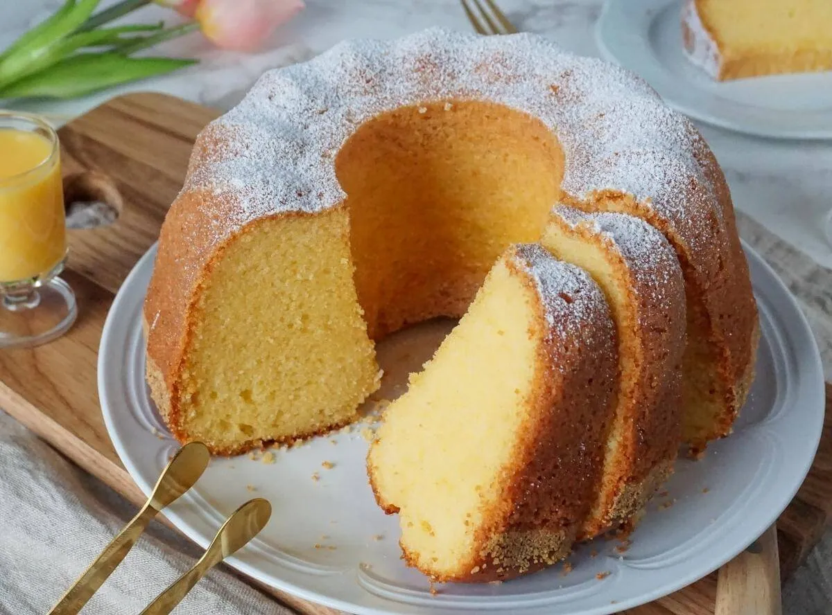 Ein köstlicher Omas Eierlikörkuchen, saftig und perfekt für Erwachsene, die einen traditionellen Kuchen schätzen