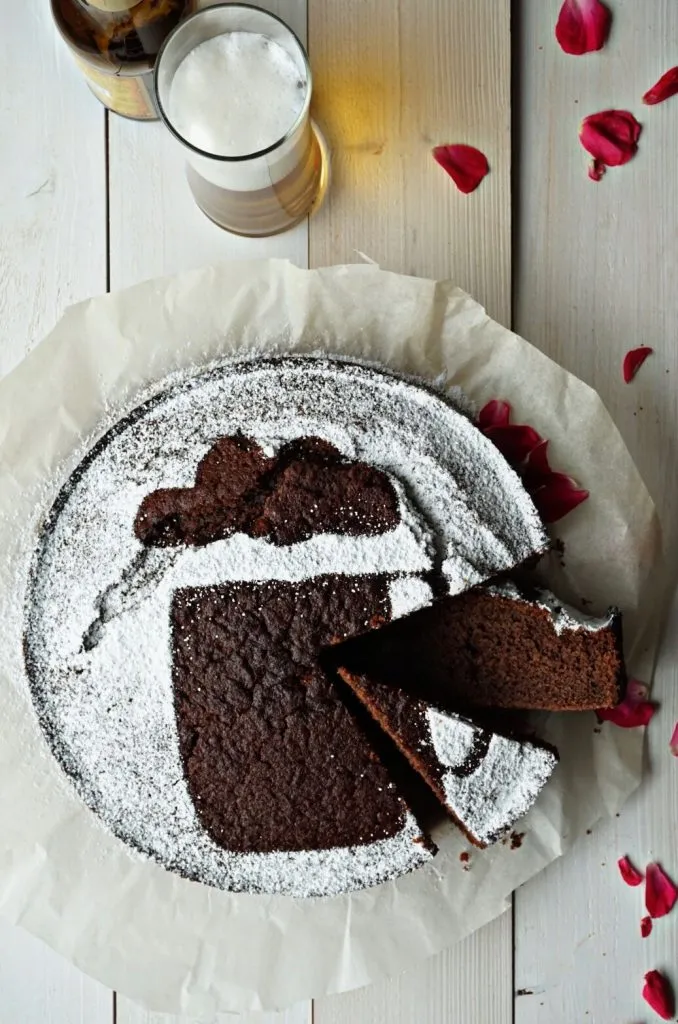 Ein köstlicher Schoko-Bierkuchen, bereit zum Servieren bei einer Feier oder als Vatertagskuchen