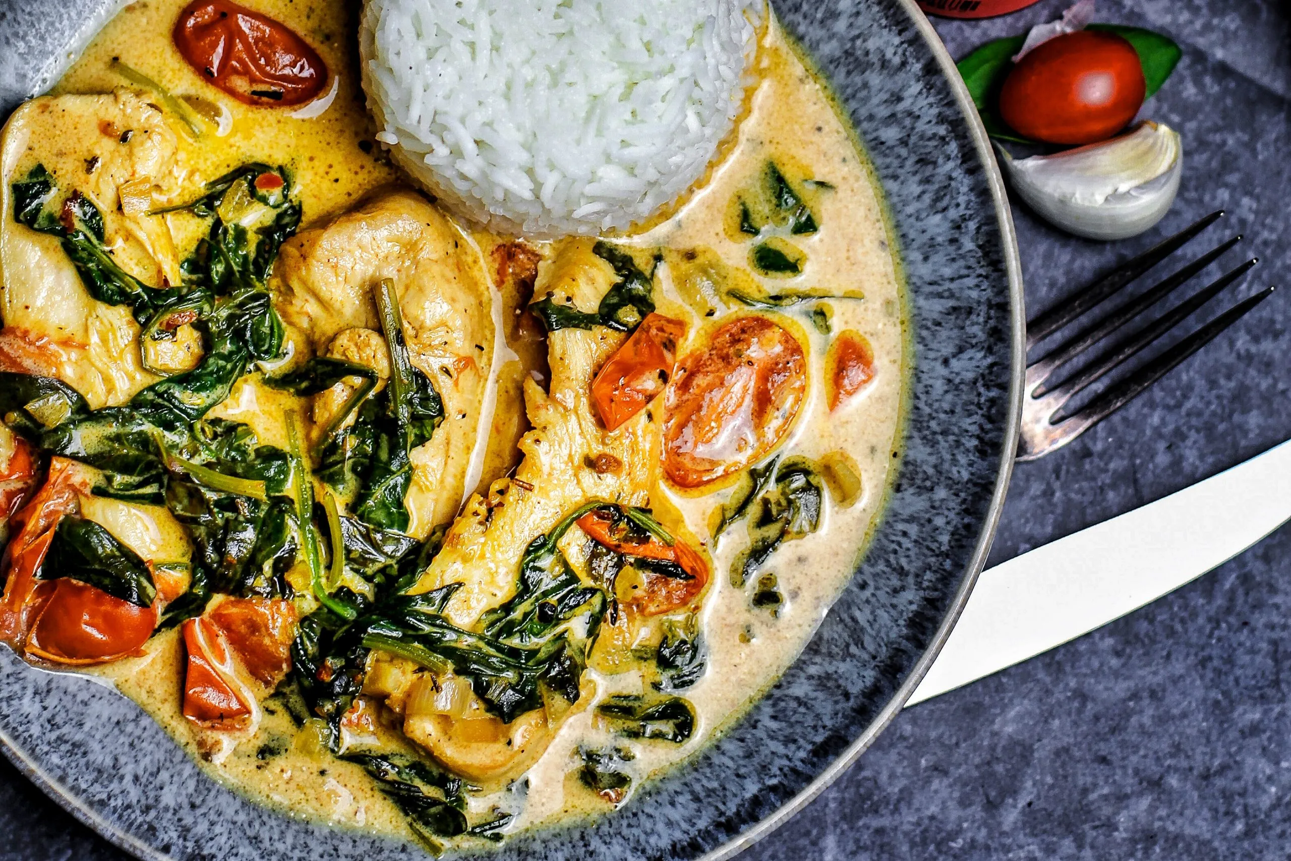 Ein köstliches cremiges Gericht mit Spinat und goldbraunem Käse