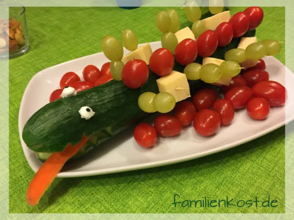 Ein kreatives Gurkenkrokodil, perfekt als fingerfood für Kindergeburtstag und eine gesunde Snack-Option.