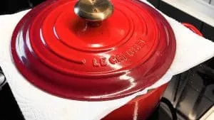 Ein Küchentuch unter dem Deckel lässt den Etli Pilav nach dem Kochen ruhen und perfekt quellen, um die Feuchtigkeit zu regulieren