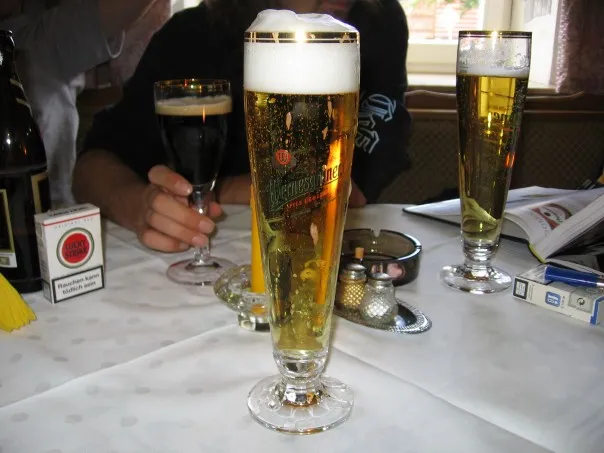 Ein kühles Wernesgrüner Pilsner, serviert mit einer Schachtel Zigaretten, ein Bild aus einer vergangenen Zeit.