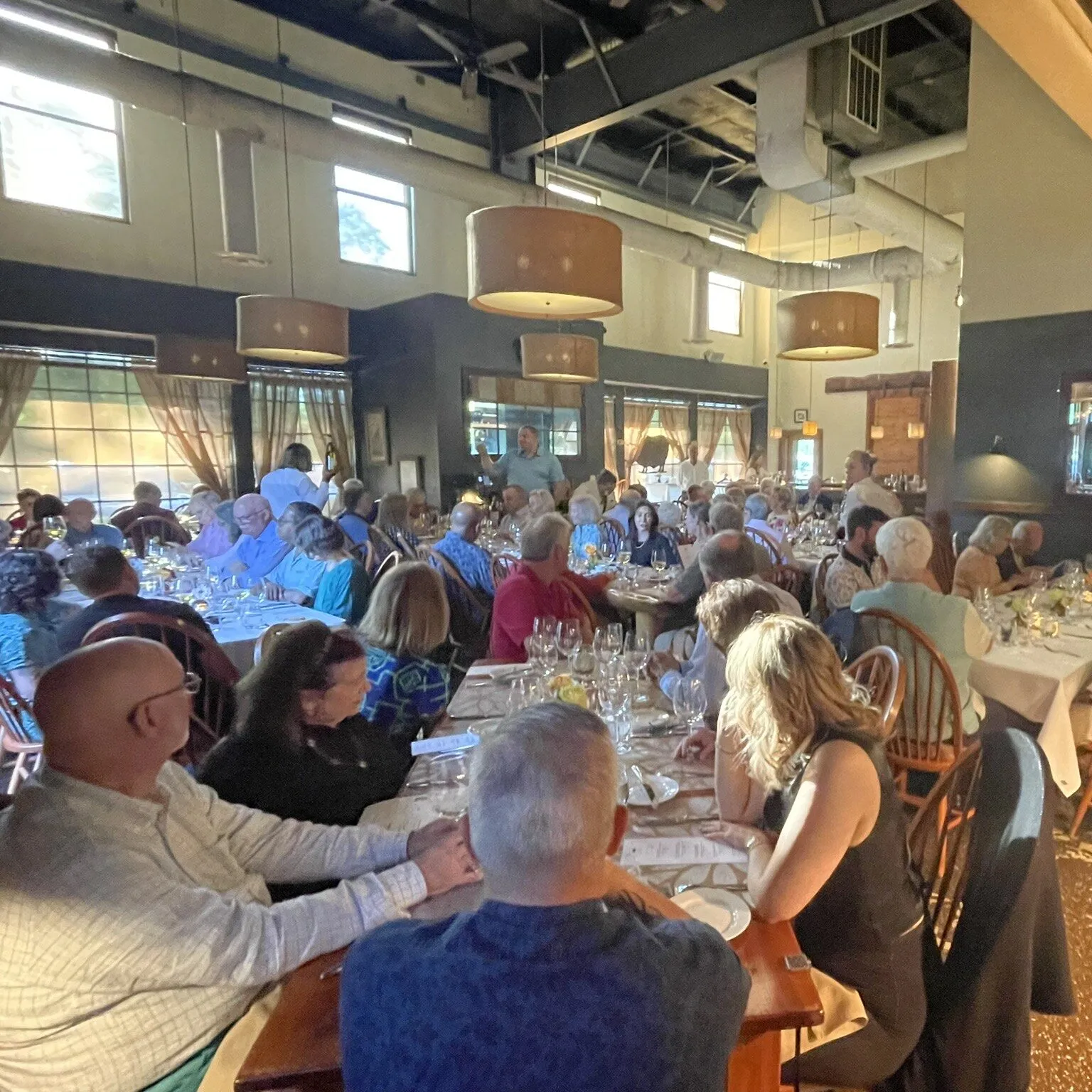 Ein kunstvoll gemixter Cocktail, der die Bar des Cochon Restaurants ergänzt und das kulinarische Erlebnis abrundet.