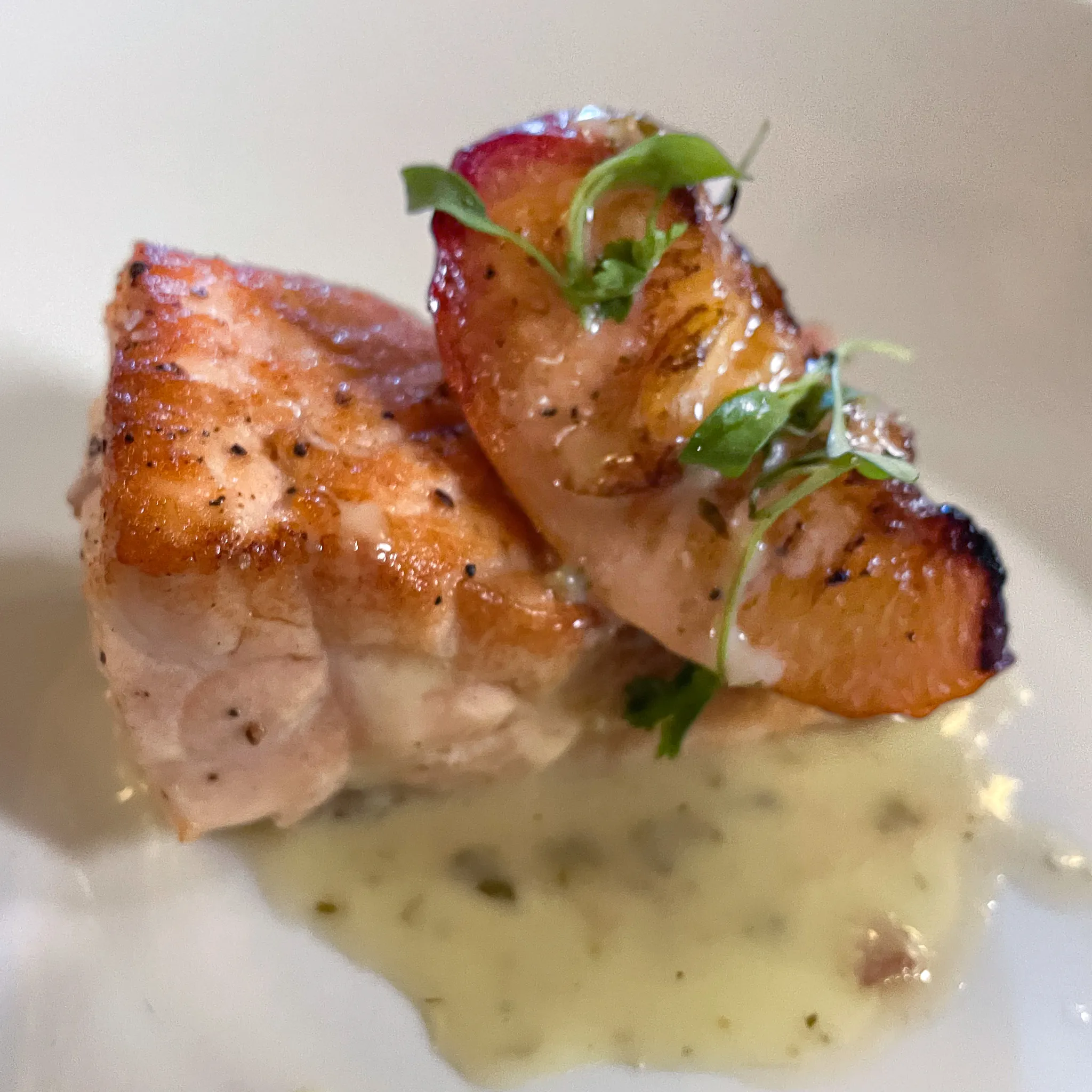 Ein kunstvoll zubereitetes Hauptgericht, das die kulinarische Meisterschaft des Cochon Restaurants und seine saisonalen Angebote hervorhebt.