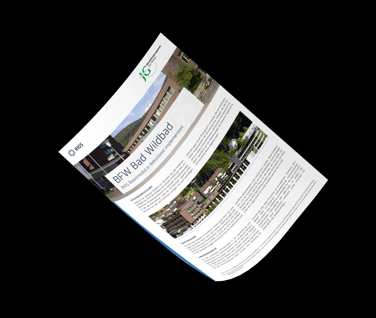 Ein lächelnder Projektleiter des BFW Bad Wildbad präsentiert die intuitive RIOS Benutzeroberfläche auf einem Bildschirm.