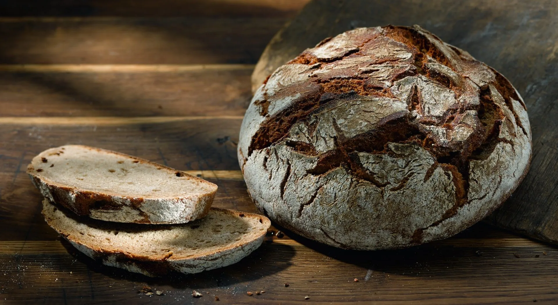 Ein Laib Odenwälder Landbrot, auch als Urbrot bekannt, in der Bäckerei