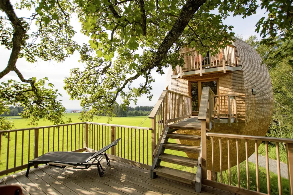 Ein Landei des Baumhaushotels Allgäu fügt sich nahtlos in die grüne Landschaft ein.