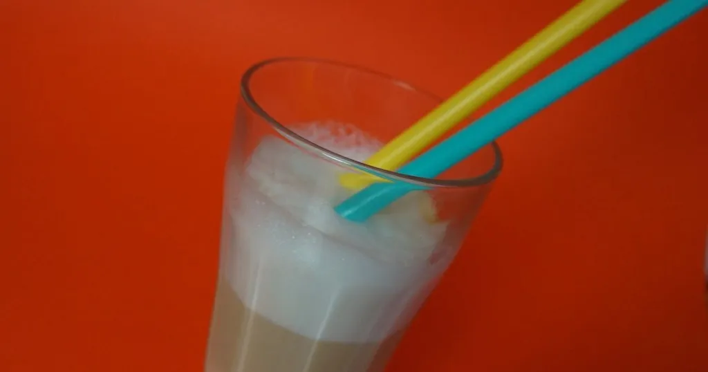 Ein Latte Macchiato mit zu viel Milchschaum, zubereitet im Nivona 855