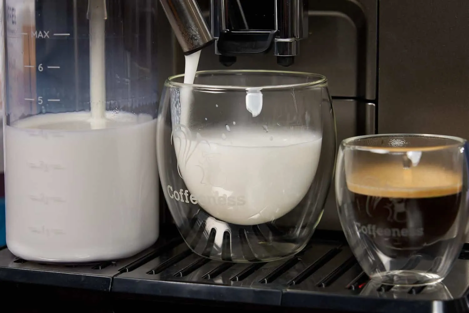 Ein Latte Macchiato zubereitet mit der DeLonghi Eletta Explore und perfektem Milchschaum