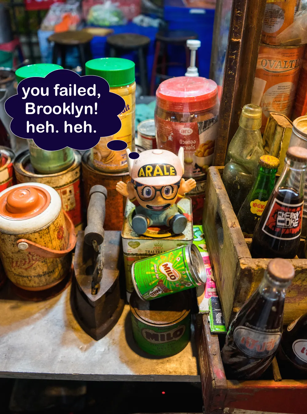 Ein leuchtend roter Oldtimer vor einer bunten Kulisse – erinnert an die besondere Farbe von Fanta Rot in der deutschen Getränkewelt.