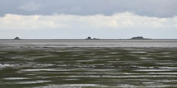 Ein Leuchtturm an der Nordseeküste, ein Wahrzeichen der Region und ein beliebtes Fotomotiv für Reisende