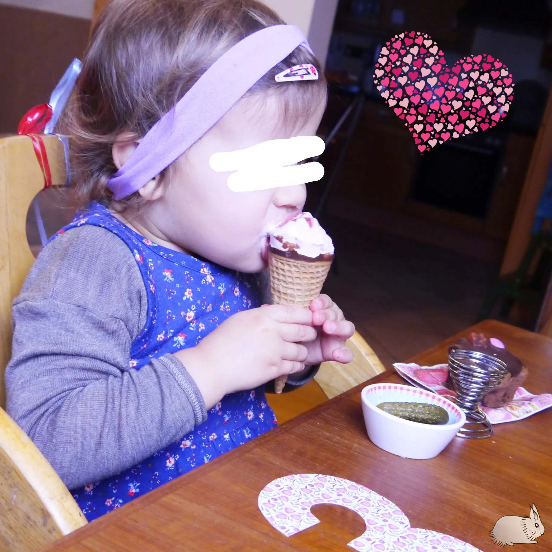 Ein liebevoll angerichteter Frühstückstisch mit Kuchen, Käse und Früchtebrot, inspiriert von der Raupe Nimmersatt.