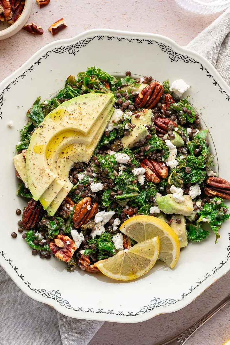 Ein Linsen-Grünkohl-Salat mit Feta und Avocado.
