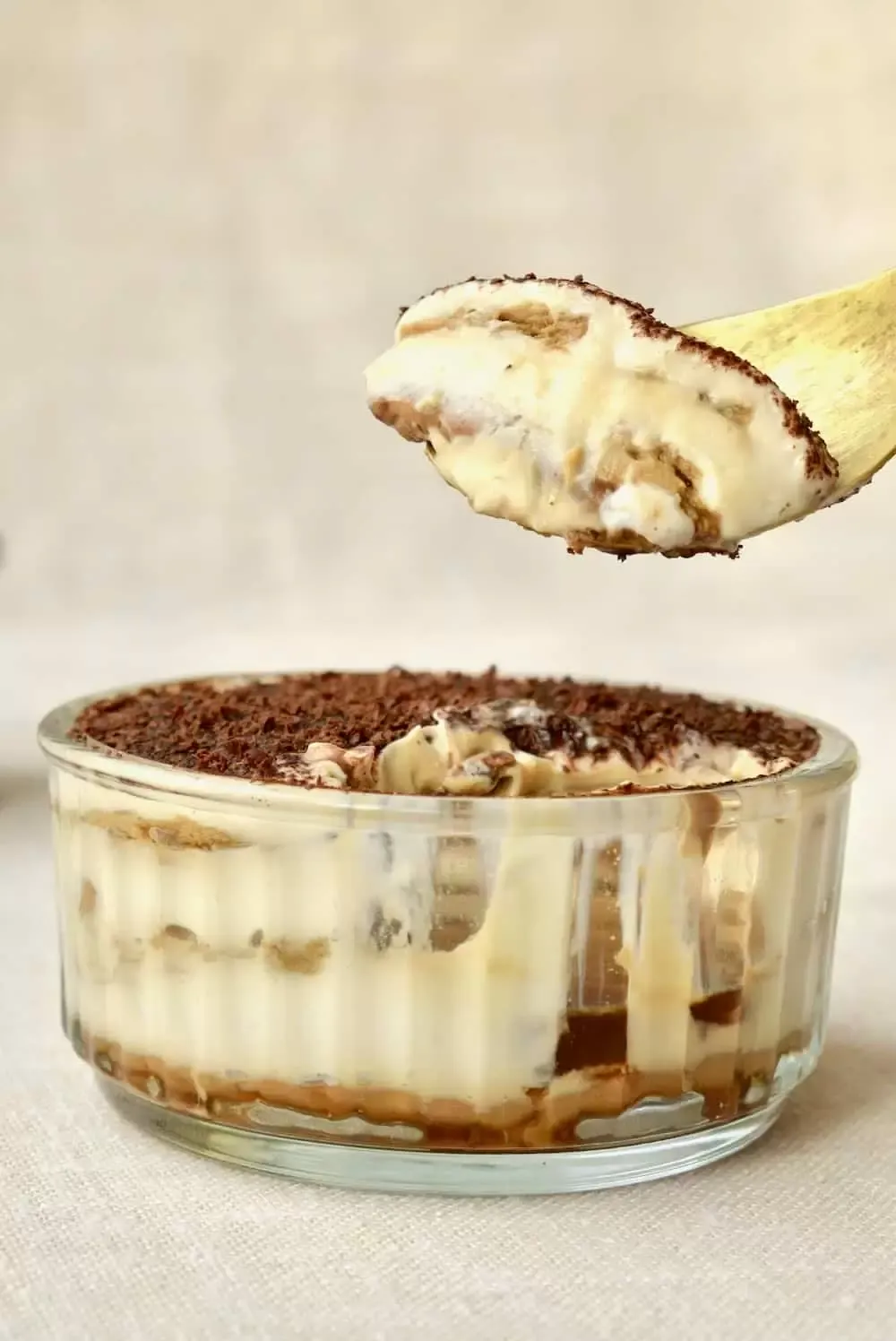 Ein Löffel cremiges veganes Tiramisu, das die samtige Textur zeigt.