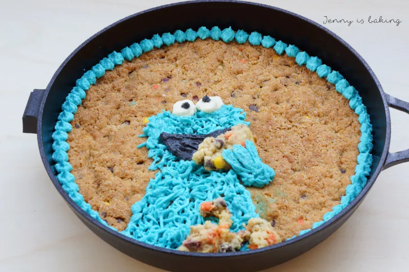 Ein lustiger Krümelmonster-Riesenkeks in einer Pfanne, eine weitere kreative Idee für verrückte Geburtstagskuchen.