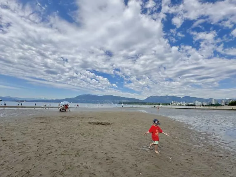 Ein magischer Ort, um den Geburtstag meines älteren Sohnes zu feiern: Kitsilano ist öffentlich leicht zu erreichen und bietet Spielplatz, Café und viel freie Strandfläche zum Austoben und Genießen.