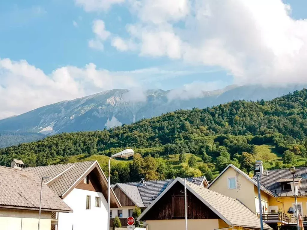 Ein malerischer Ausblick auf dem Weg nach Bled in Slowenien, der die Schönheit der Landschaft hervorhebt.