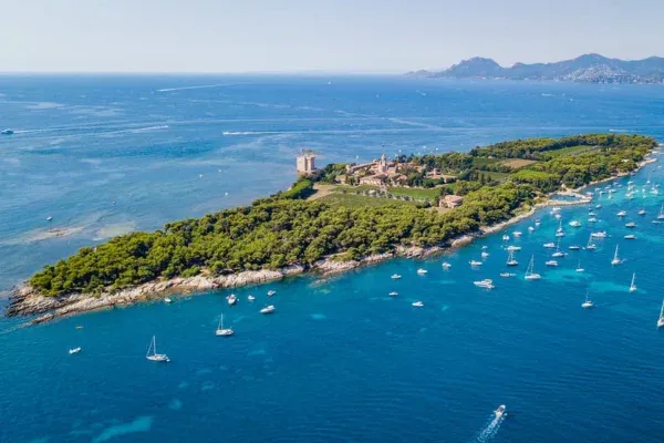 Ein malerischer Strand auf der Île Sainte-Marguerite