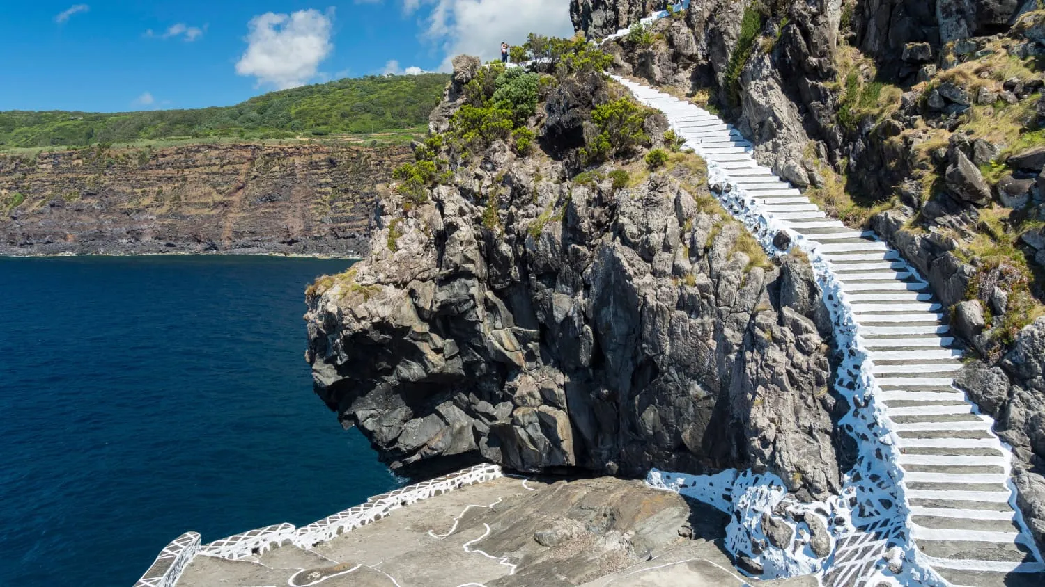 Ein malerischer Wanderweg entlang der Küste von Terceira auf den Azoren
