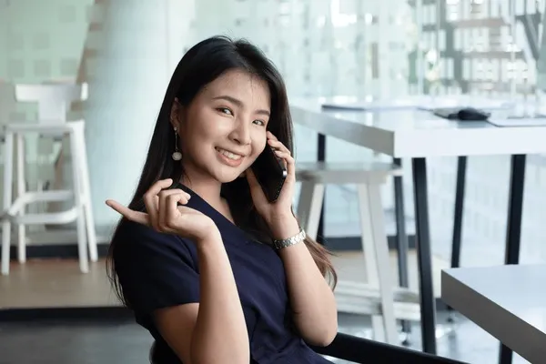 Ein malerisches Dorf in Bayern mit traditionellen Häusern und den Alpen im Hintergrund