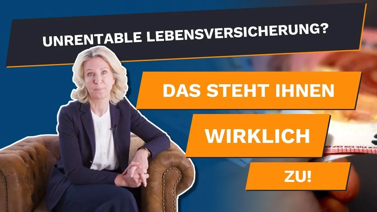 Ein Mann betrachtet Dokumente am Schreibtisch