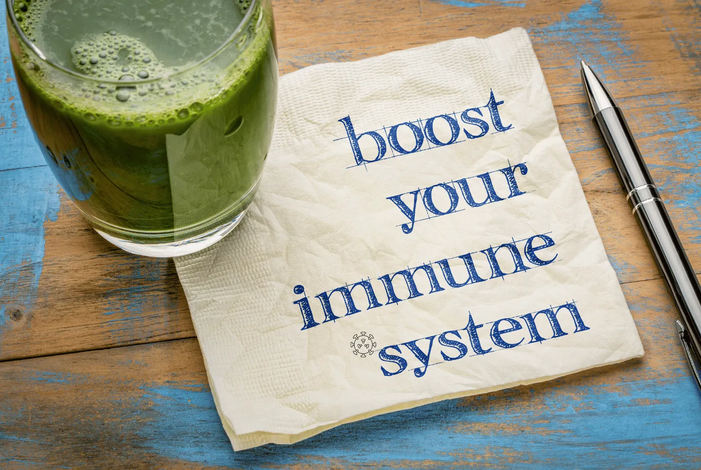 Ein Mann, der einen Apfel isst