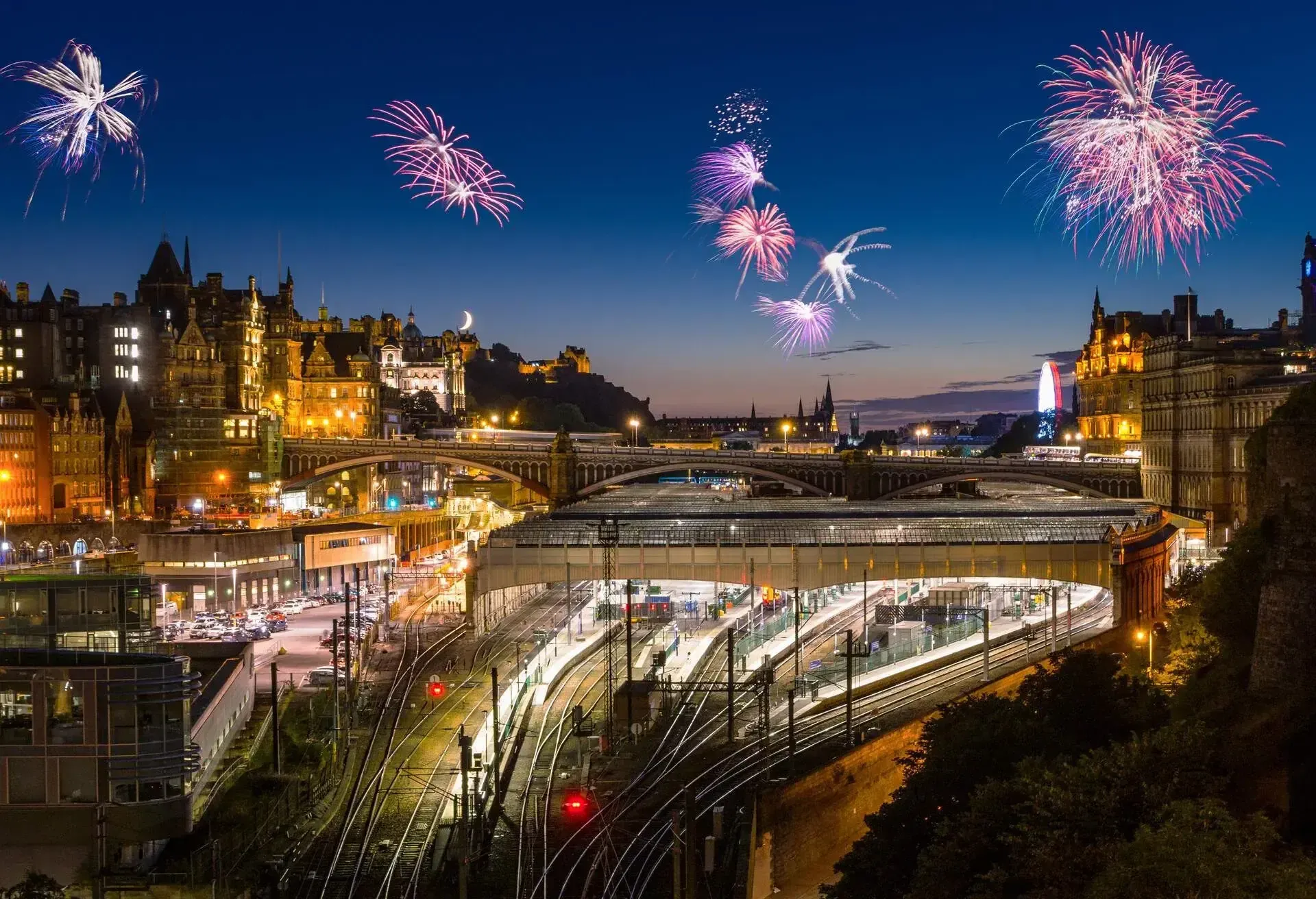 Ein Mann schlendert durch die Altstadt von Edinburgh
