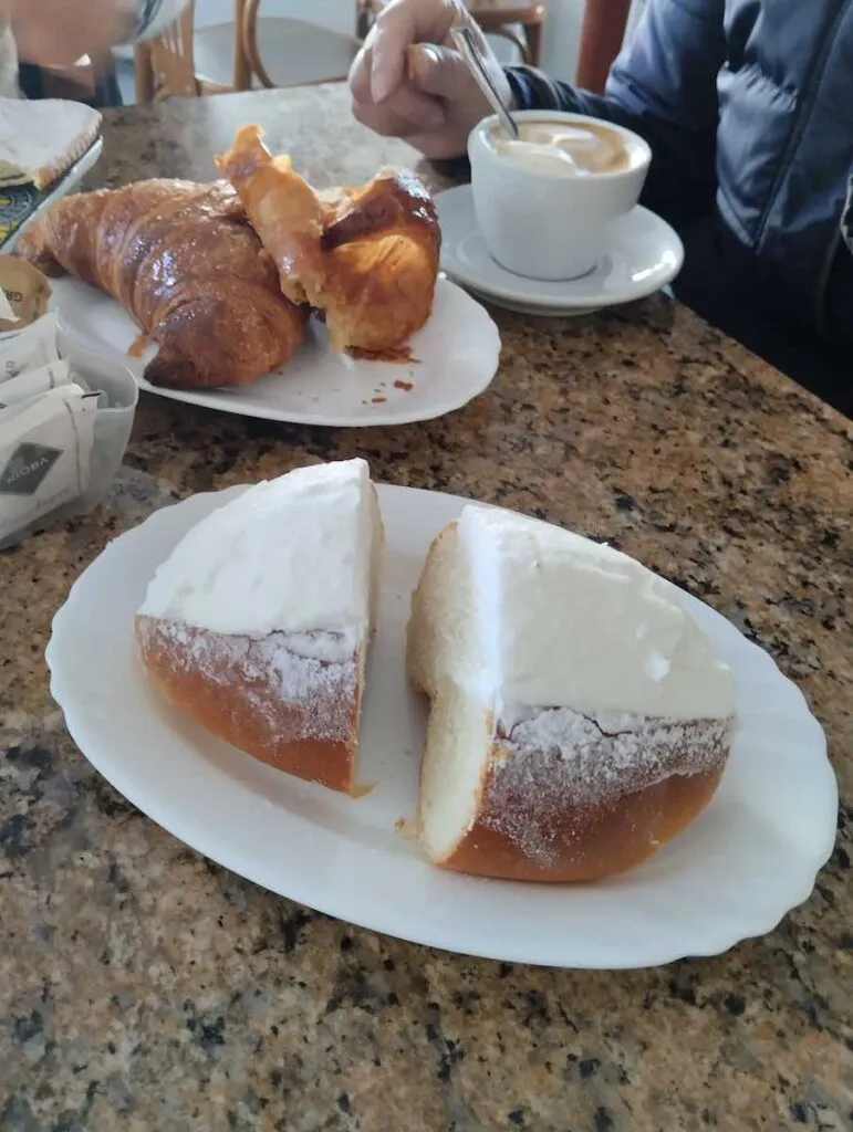 Ein Maritozzo-Dessert aus Rom.