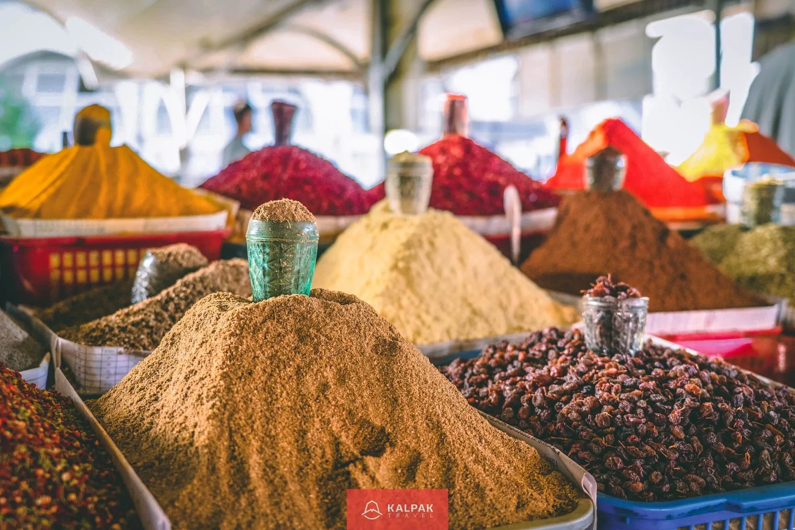 Ein Markt in Taschkent, der Hauptstadt Usbekistans, bietet eine Vielzahl von Gewürzen und frischen Produkten