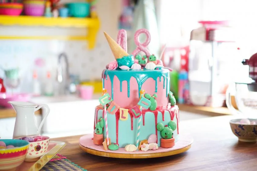 Ein mehrstöckiger Candy Drip Cake, reichlich mit Süßigkeiten dekoriert