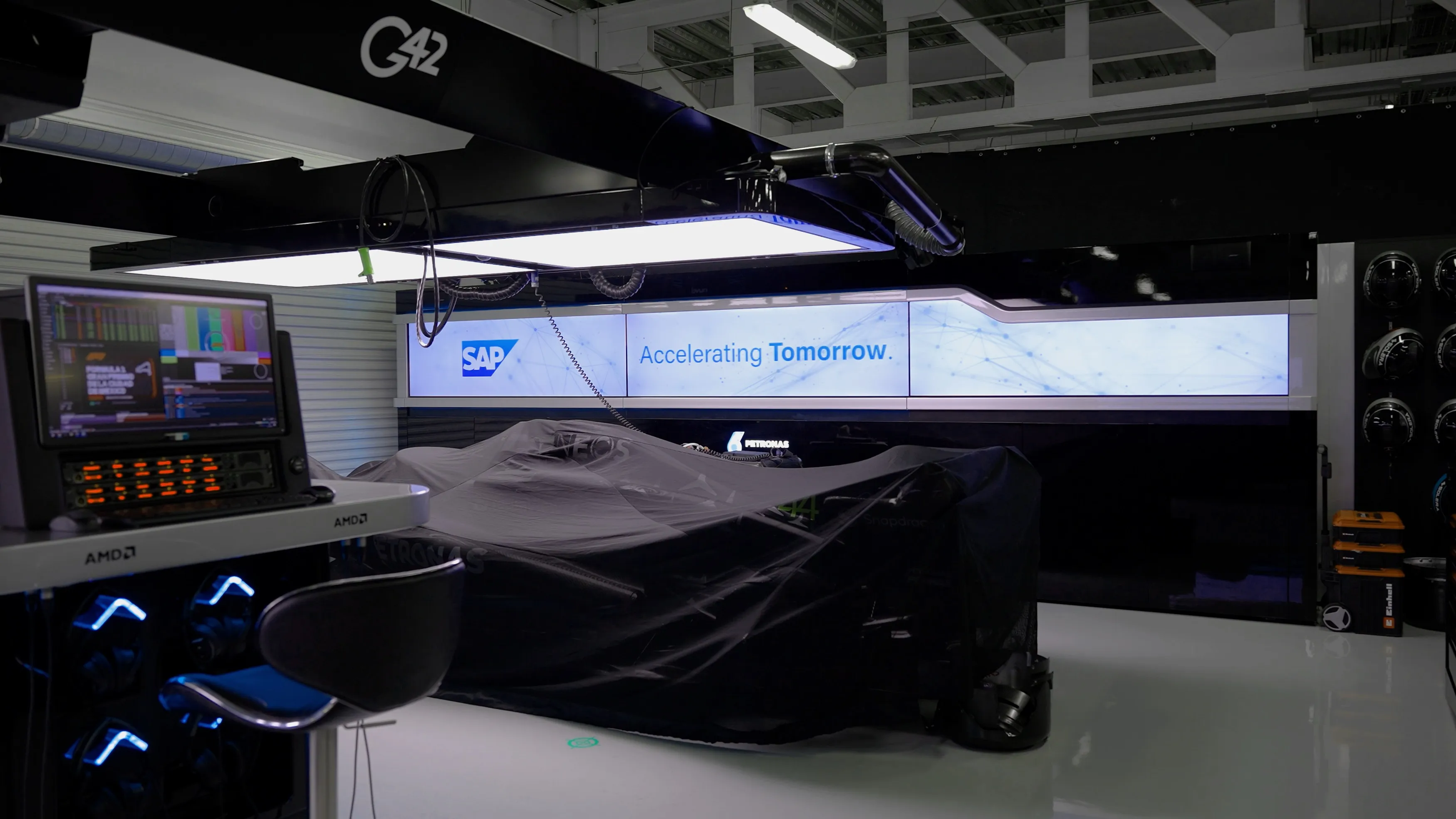 Ein Mercedes-AMG PETRONAS Formel 1 Rennwagen mit prominentem SAP-Logo, symbolisiert die neue Technologiepartnerschaft.