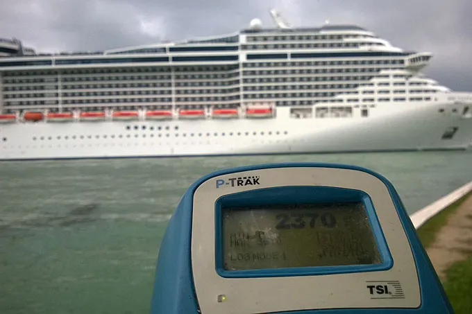 Ein Messgerät erfasst die Luftqualität in einem Hafen, um die durch umweltverschmutzung kreuzfahrtschiffe verursachten Emissionen zu überwachen