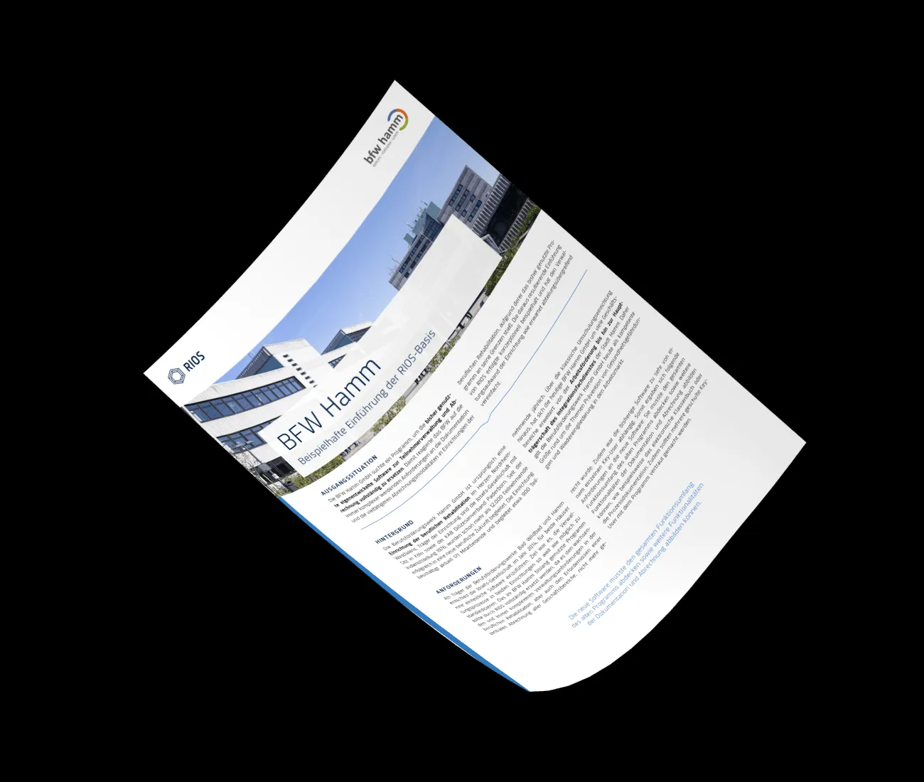 Ein Mitarbeiter des BFW Hamm am Computer, konzentriert bei der Arbeit mit der RIOS Software.