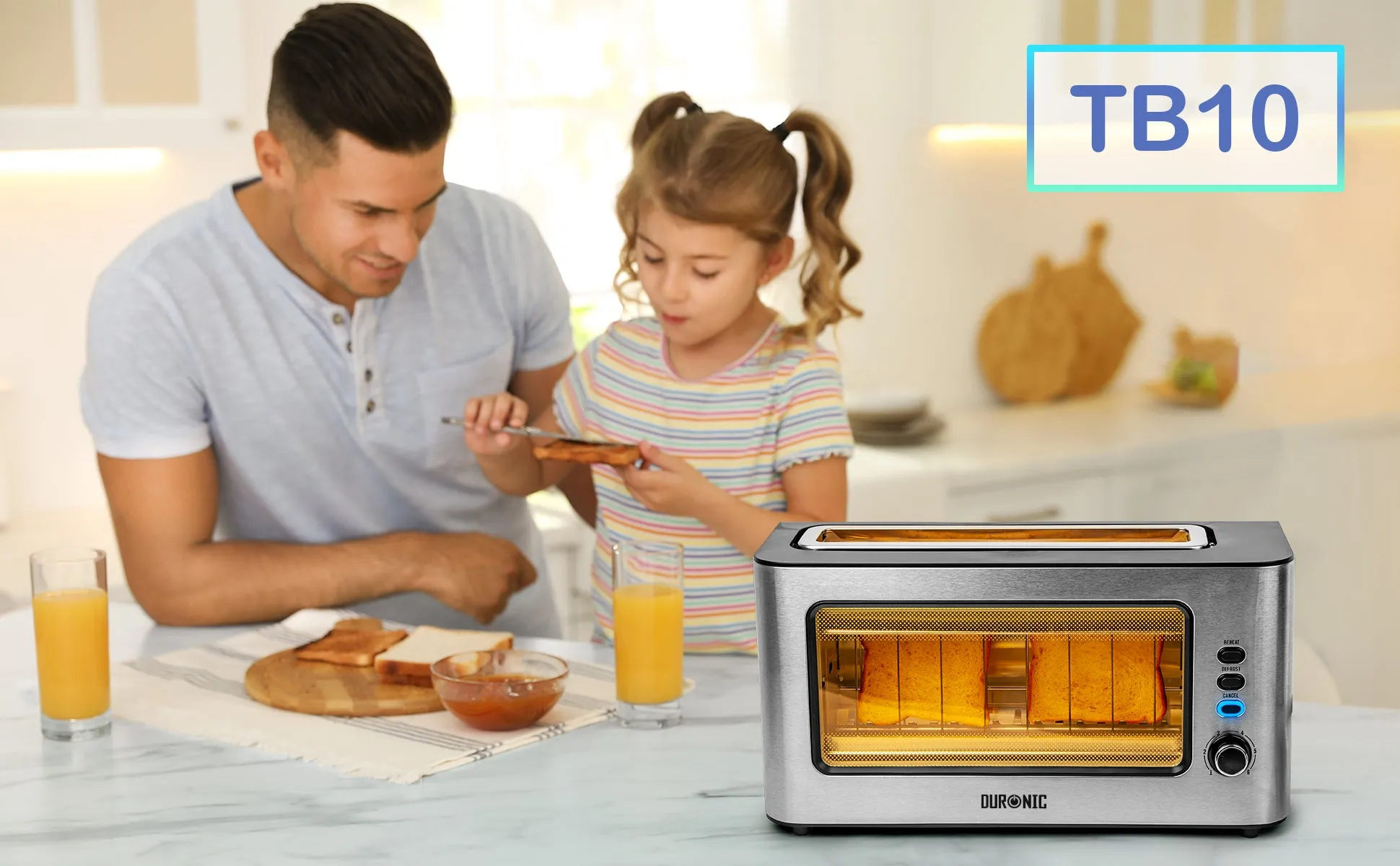 Ein moderner, gebürsteter Edelstahl-Toaster mit großem Glasfenster, der eine scheibe Brot toastet.