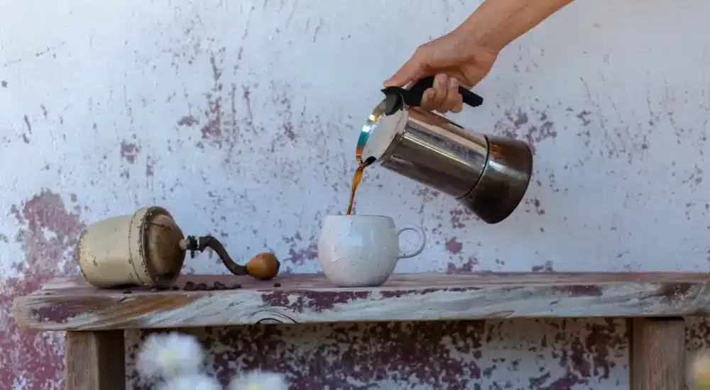 Ein moderner italienischer Kaffeekocher aus Edelstahl auf einem Induktionskochfeld