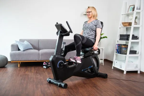 Ein modernes Liegeergometer Modell cardiostrong BC60 für gelenk- und rückenschonendes Ausdauertraining zu Hause.