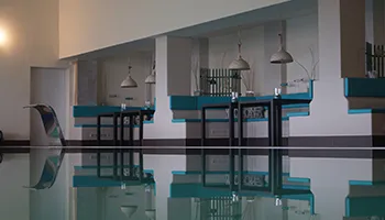 Ein modernes Schwimmbad mit angenehmer Wassertemperatur