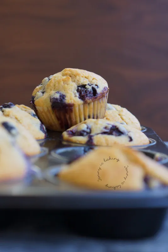 Ein Nahaufnahme-Bild von einem perfekt goldbraun gebackenen Blaubeermuffin, bereit zum Genießen.