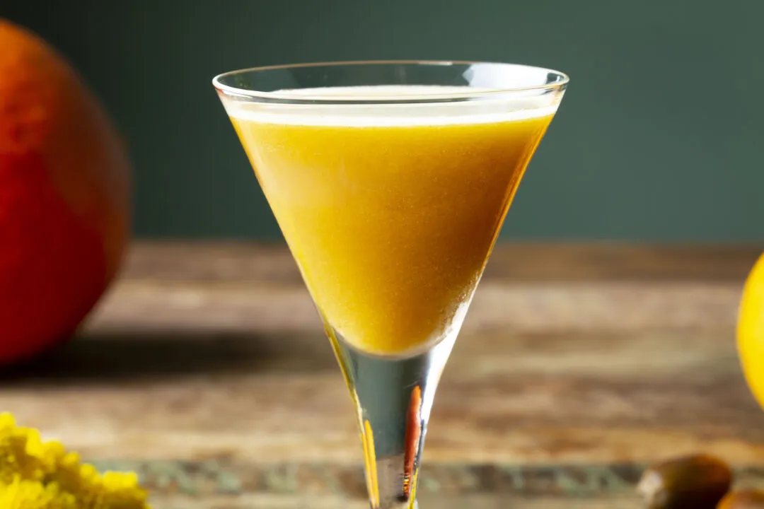 Ein Nahaufnahme eines Kürbis-Cocktails in einem Martiniglas