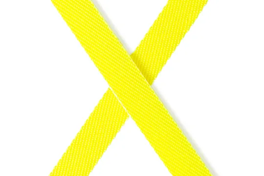 Ein neonfarbener Gurt einer Flexi Leine.