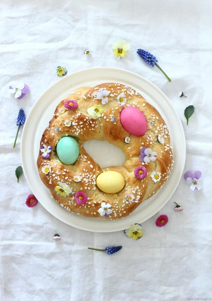 Ein Osterkranz mit bunten Ostereiern und Frühlingsblumen