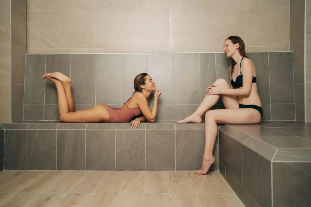 Ein Paar entspannt gemeinsam in einer Sauna