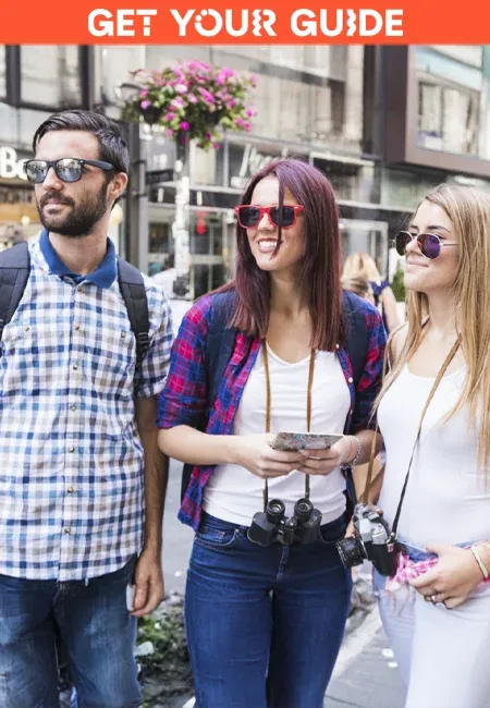 Ein Paar mit weiblichen, privaten Guide - Stadtführung