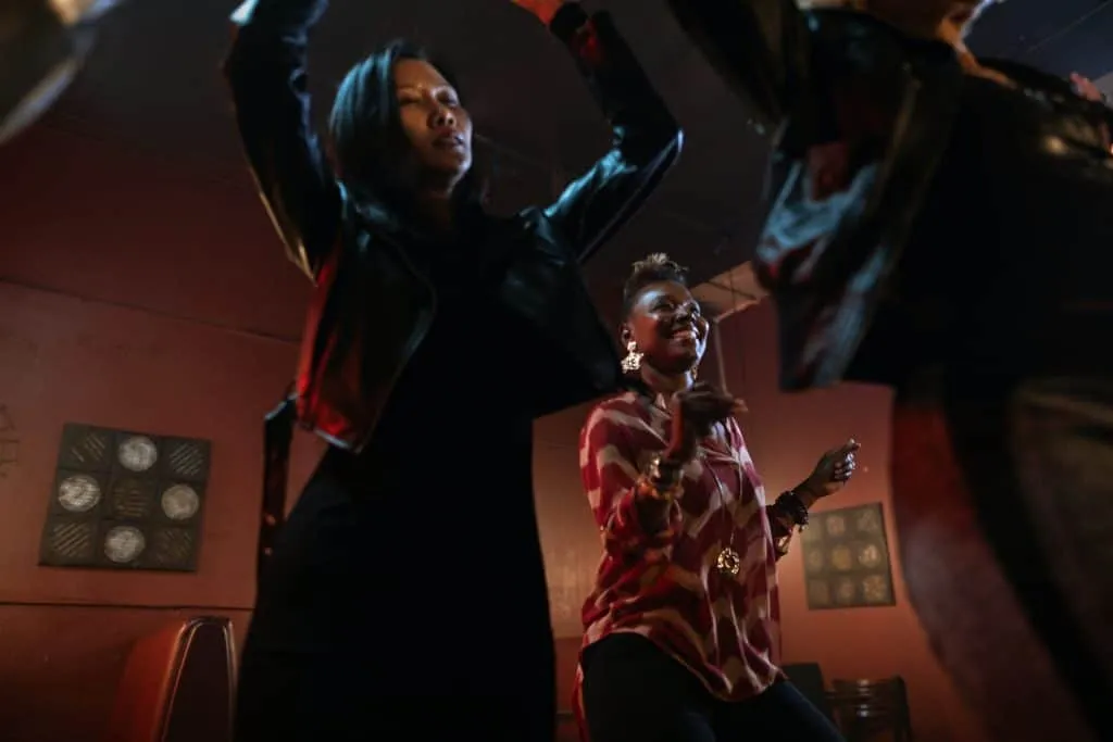 Ein Paar tanzt Salsa in einem Club