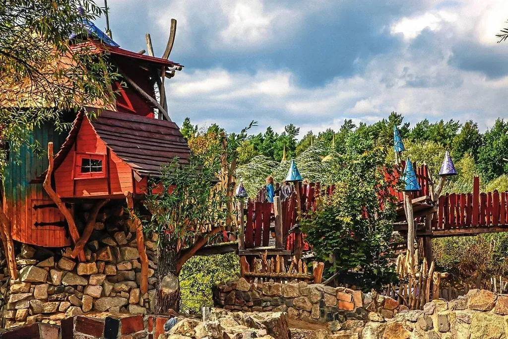 Ein Panoramablick über die Erlebniswelt Turisede mit ihren Baumhäusern und dem Höhenweg.