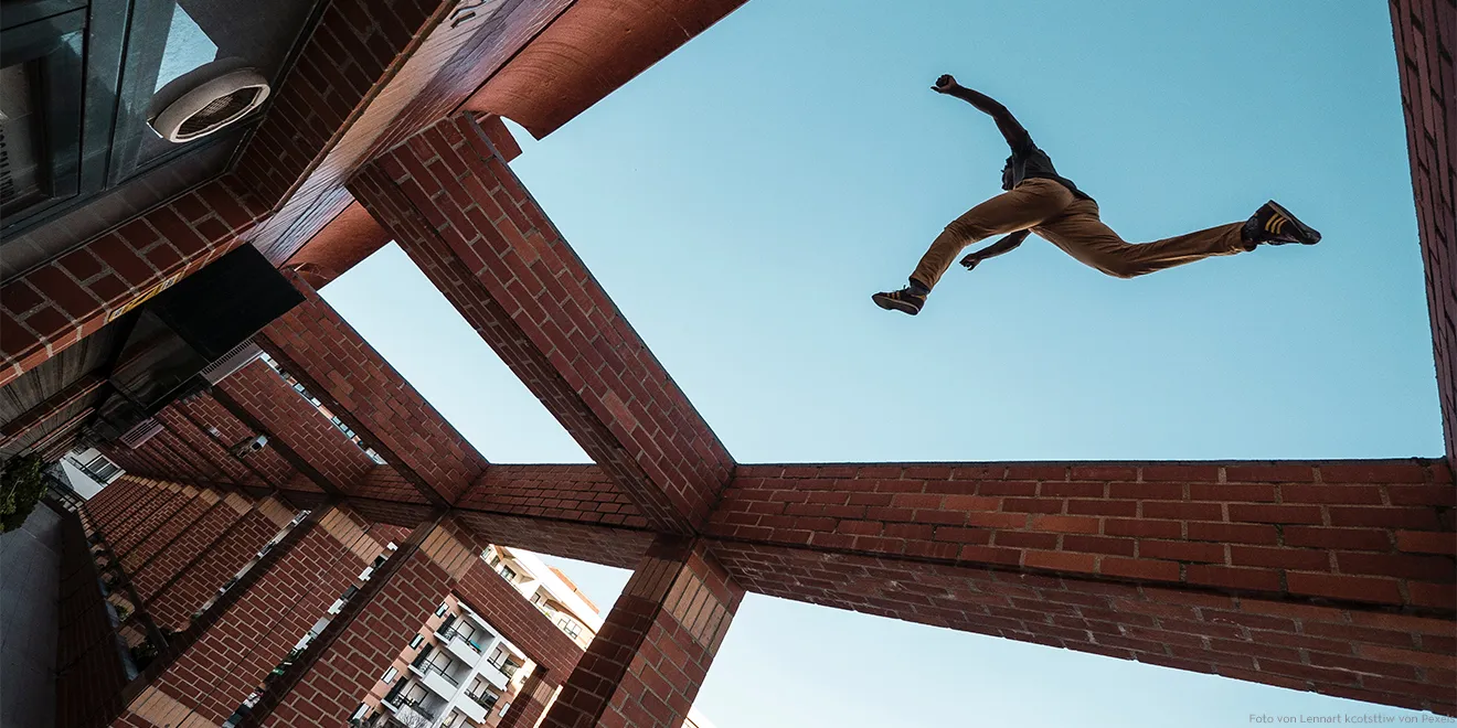 Ein Parkour-Läufer springt über Hindernisse