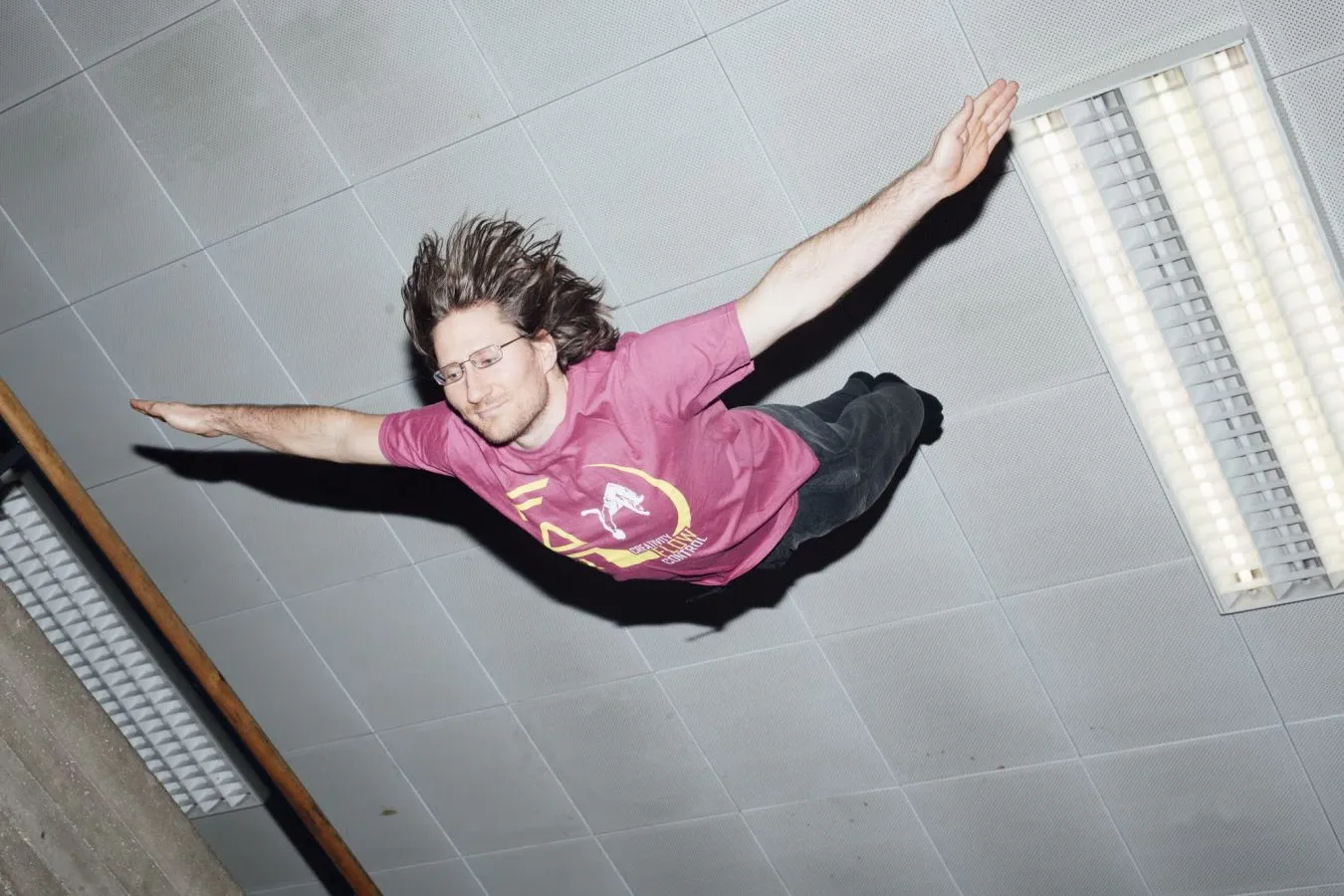 Ein Parkour-Trainer beobachtet und leitet einen erwachsenen Schüler, der über ein Hindernis springt